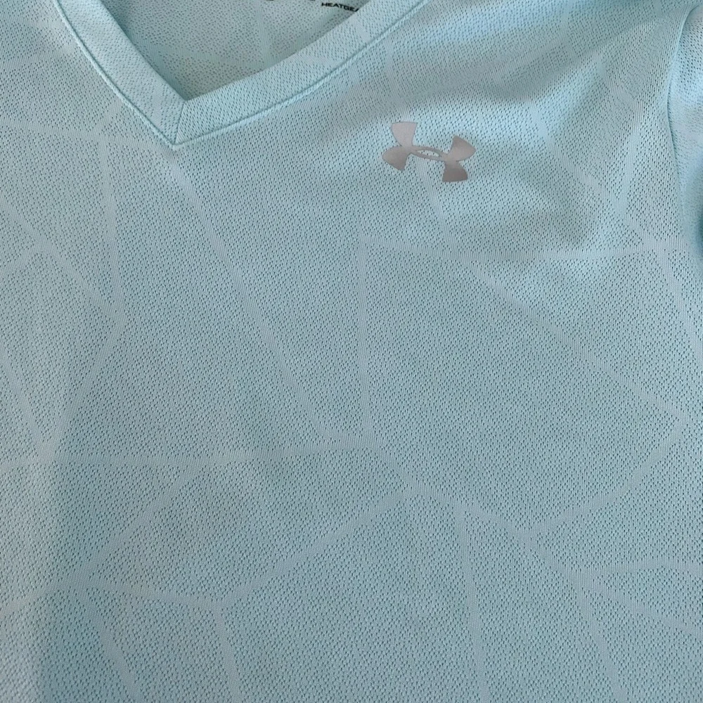 Womens light blue XL under Armour heat gear short sleeved with geometric print - Picture 5 of 5